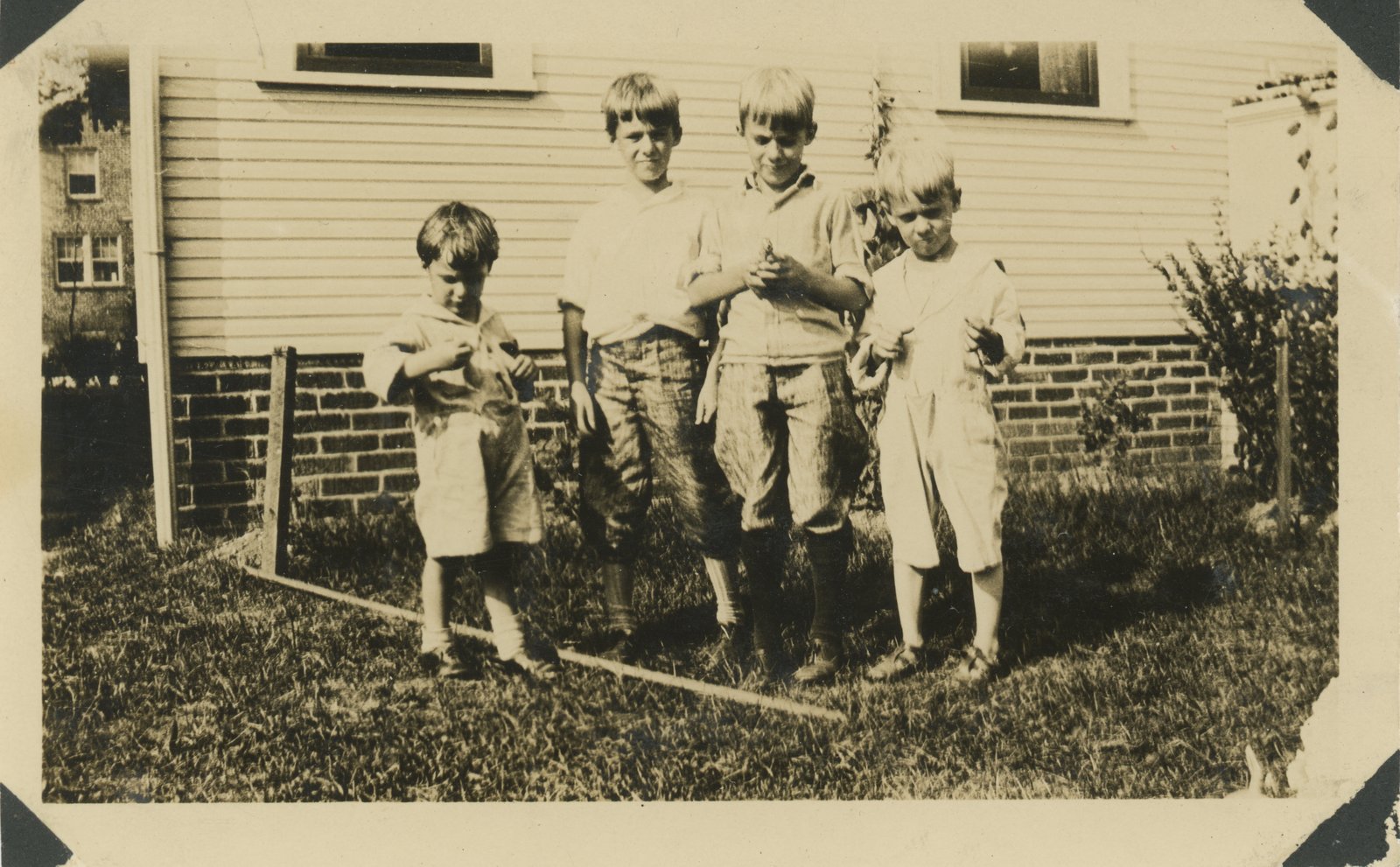 Dick and Siblings Behind Haines Av House.
